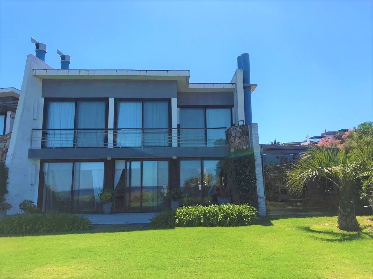 Excelente departamento reciclado estilo casa sobre el mar en Montoya